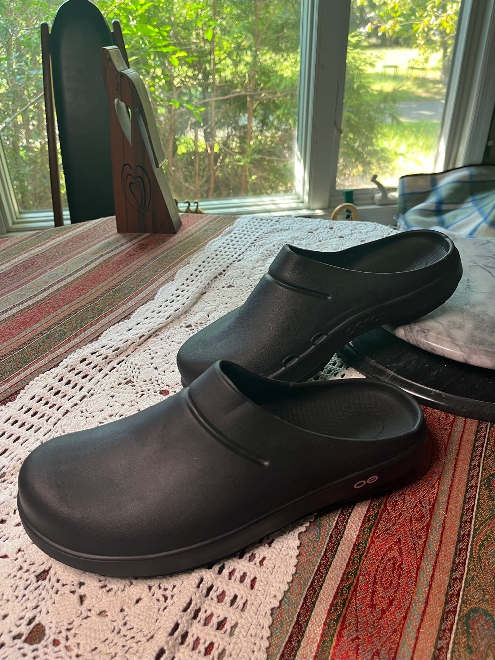 OOFOS. OOCLOOG unisex clog solid black 10 Men’s 12 Women’s
